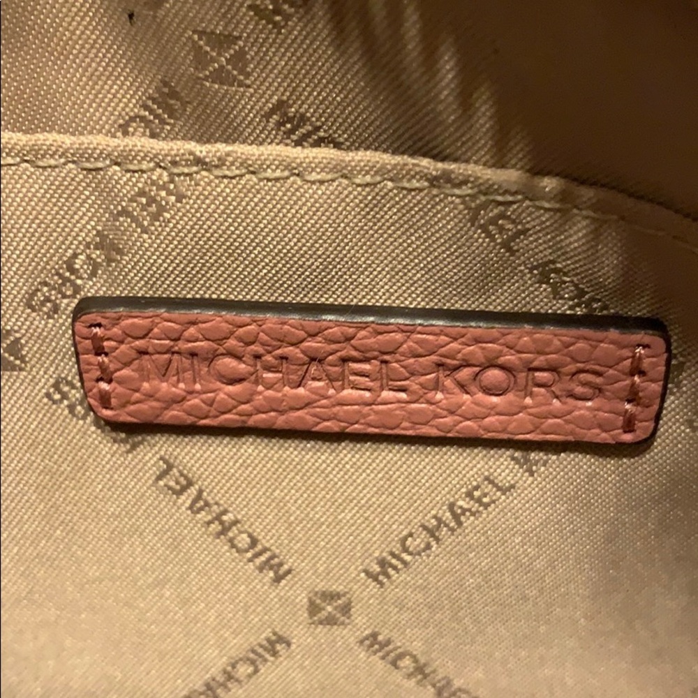 Michael Kors Wristlet- Make an offer 🤗 - Picture 4 of 4